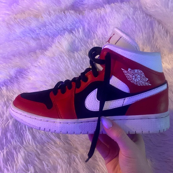 Women’s Air Jordan 1 mid ‘Gym Red Black’ US size 8 - Picture 6 of 6